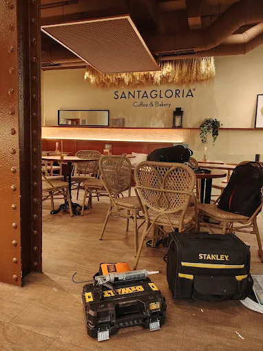 Electricista urgente en Madrid trabajando en un local comercial — servicio 24 horas de Domotecnics