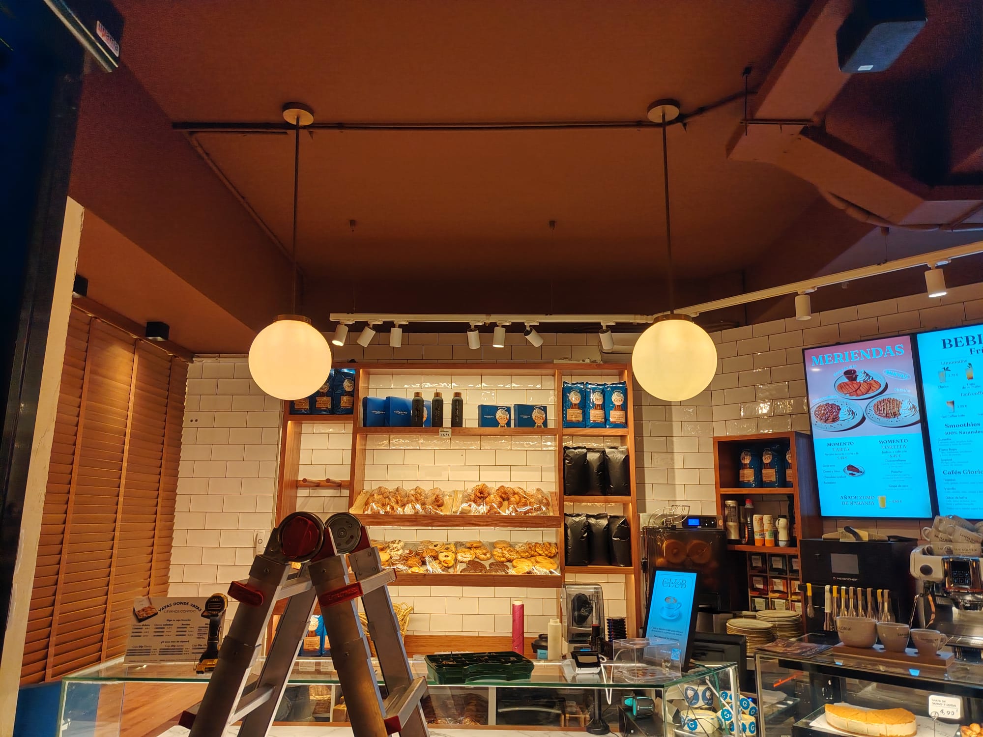 Instalaciones eléctricas en Madrid: iluminación de un local comercial realizada por Domotecnics