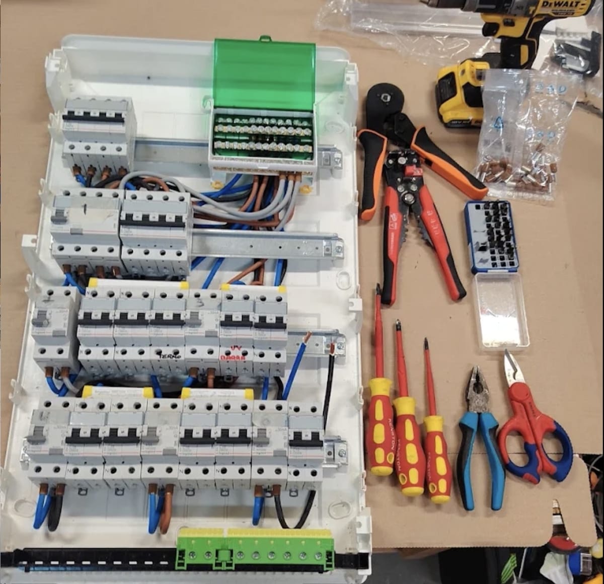 Reparación de averías eléctricas en Madrid: cuadro eléctrico abierto con herramientas de electricista de Domotecnics