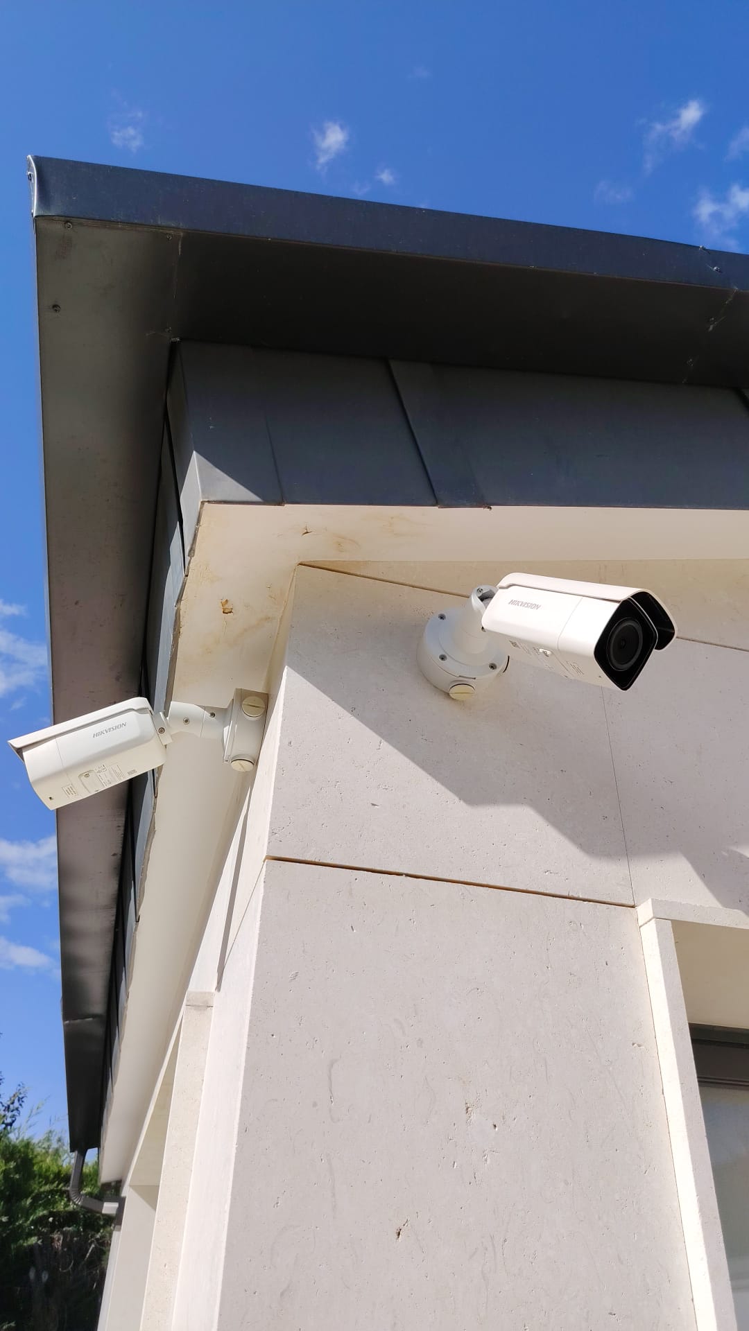 Dos camaras Hikvision instaladas en la esquina de un vivienda unifamiliar en Madrid