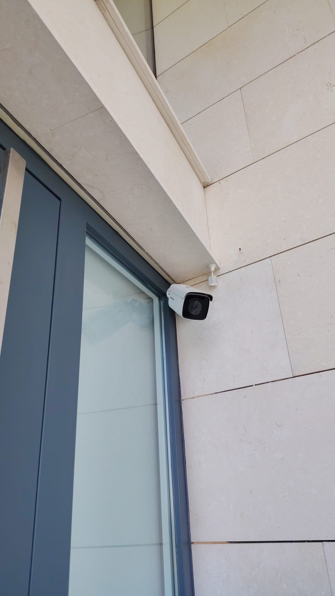 Camara Hikvision cubriendo el acceso acristalado de un edificio en Madrid