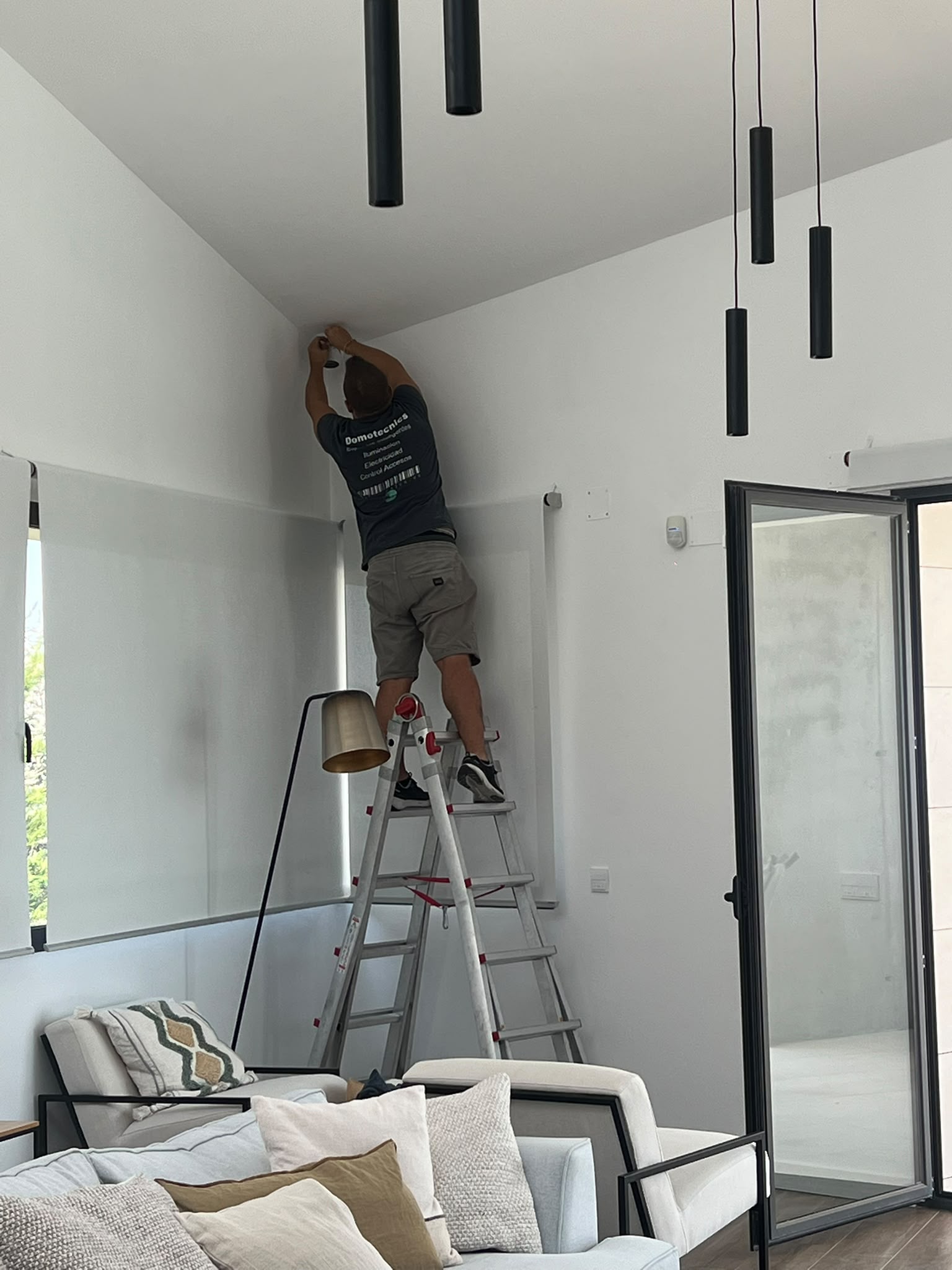 Tecnico de Domotecnics instalando una camara de seguridad en una vivienda de Madrid